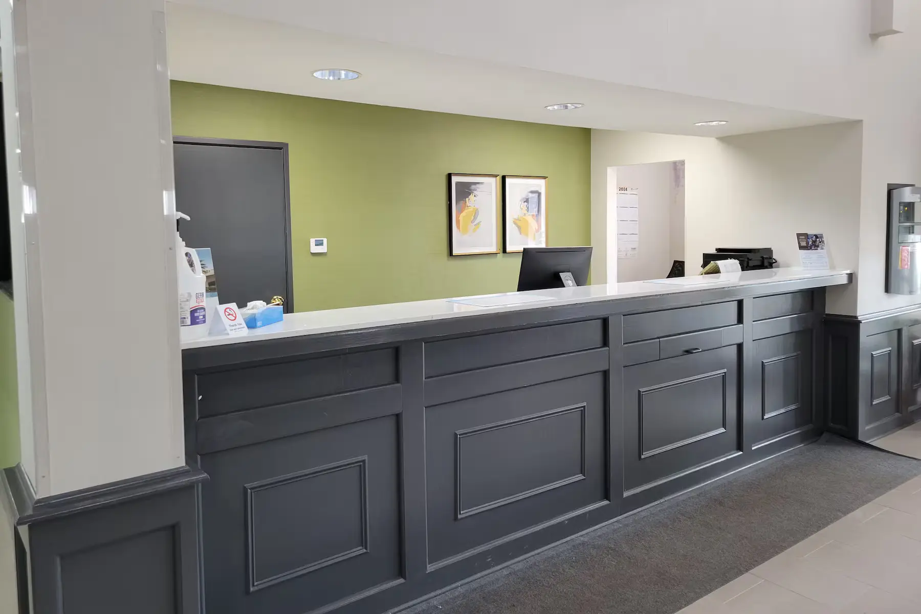 24/7 Front Desk Assistance with a Smile Friendly Front Desk Service