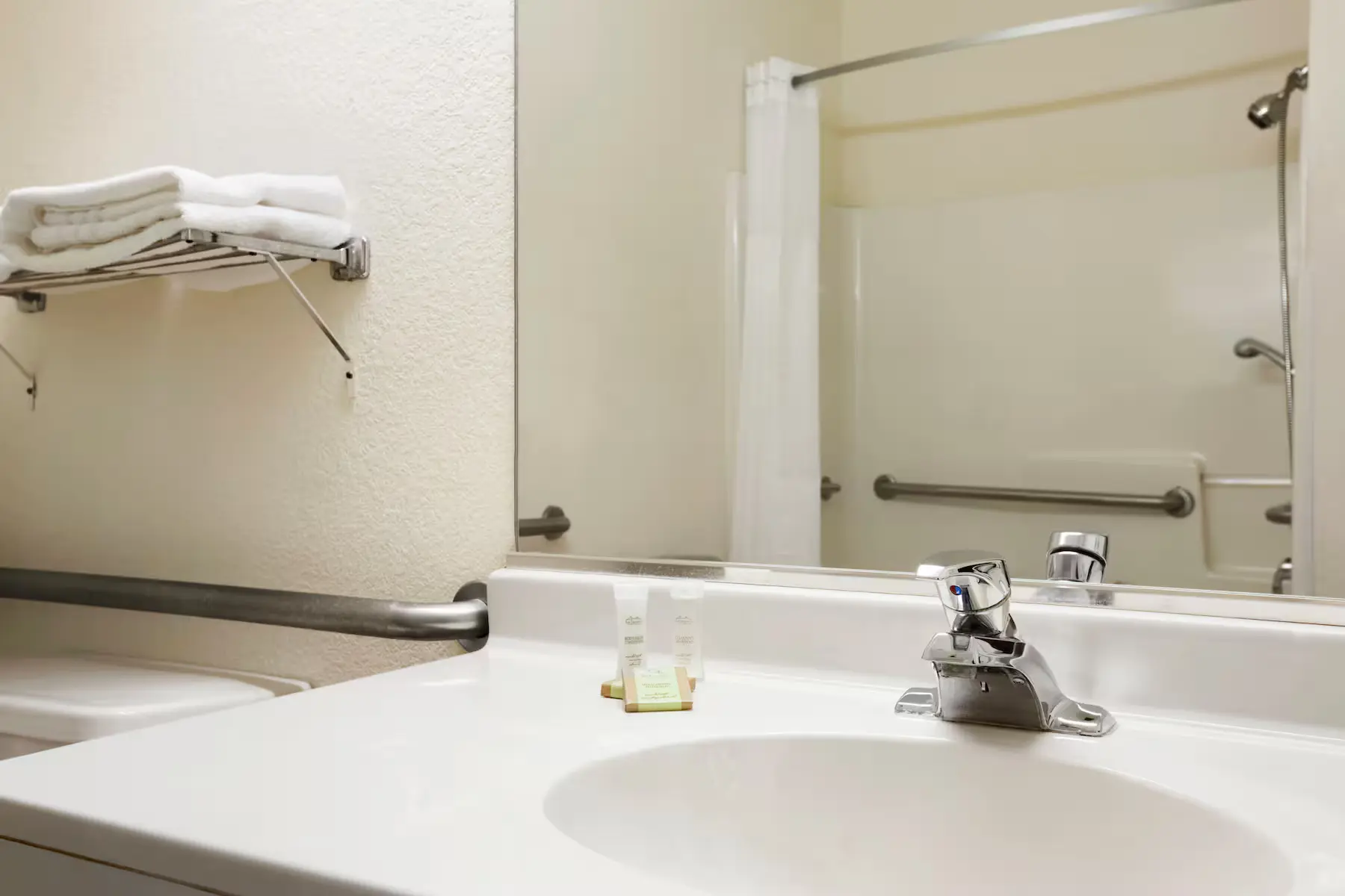 Fresh & Spotless Modern Bathroom